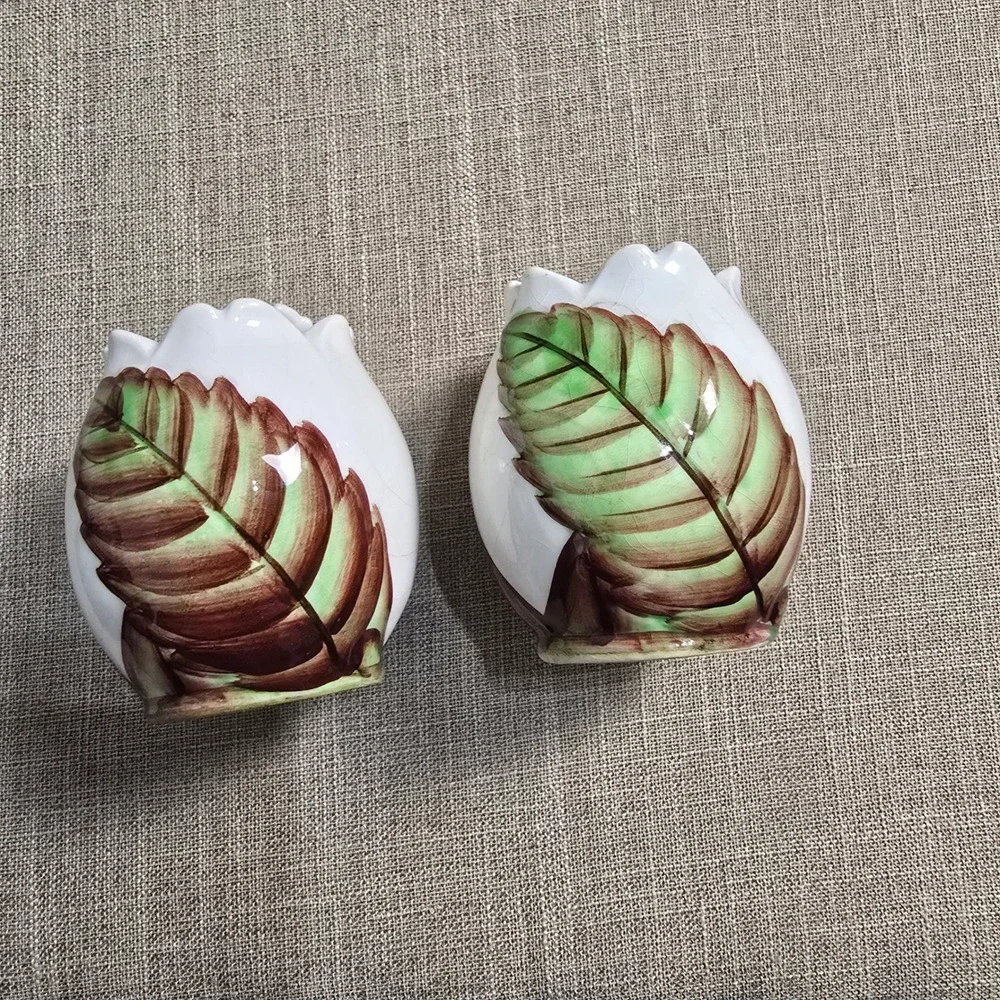 Vintage RARE Lefton‎ Ceramic Salt and Pepper Shakers Bee Leaf Made in Japan Set